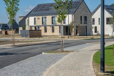 Apartman binasına karşı çimen. Modern ekonomi evi 