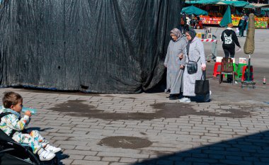 Marakeş 'in tarihi sokaklarında geleneksel mimari ve günlük yaşam