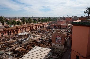 Marakeş 'in tarihi sokaklarında geleneksel mimari ve günlük yaşam