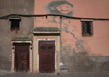 Marakeş 'te eski püskü ahşap ön kapıyı aç.