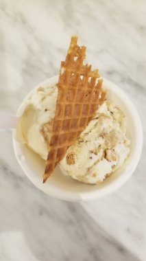 Gözleme kurabiyeli dondurma, mermer arka planda en üstten aşağı görüntü.