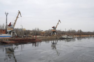Bir sanayi gemisi, Russi 'deki Volga' daki su polisi yakınlarında onarım için kıyıya demirlemiş durumda.
