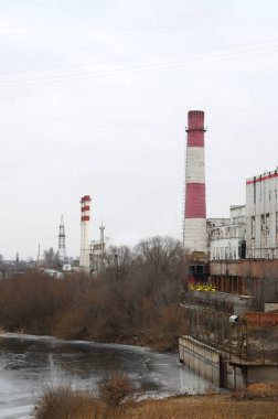 Duman yayan bir sanayi fabrikası, binaları ve bacaları olan bir gıda işleme tesisi.