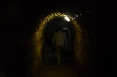 Turizm sırasında kaledeki karanlık tünel.