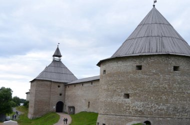 Rusya 'daki kültür abidesi kalesinin kulesi turistlerle dolu Staraya Ladoga.