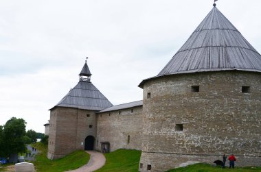 Rusya 'daki kültür abidesi kalesinin kulesi turistlerle dolu Staraya Ladoga.