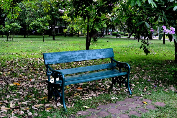 Banc dans le parc — Photo