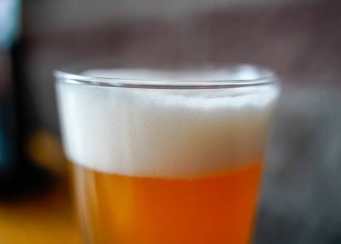 Bir bardak birada güzel hava kabarcıkları