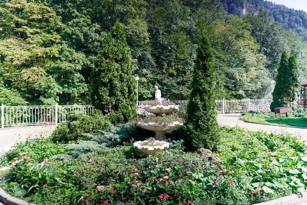 Tuin Met Bloemen Het Park Met Een Sculptuur — Stockfoto