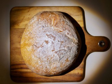 Kesme tahtasındaki beyaz ekmek