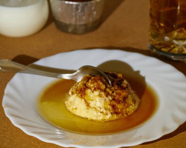 Kaşık, içindeki malzemelerle süslenmiş bir tabakta bira turtasına daldı.