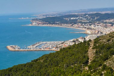 Sitges ve Vilanova i la Geltru şehirleri ufukta dağdan, Katalonya, İspanya