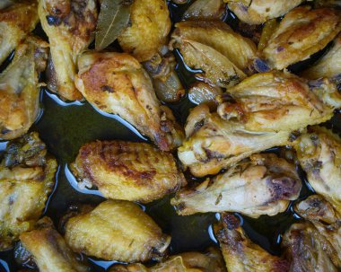 Sarımsaklı Tavuk Kanatları (Pollo al ajillo). İspanyol Tapa yemeği. Yakın çekim ve Üst Görünüm