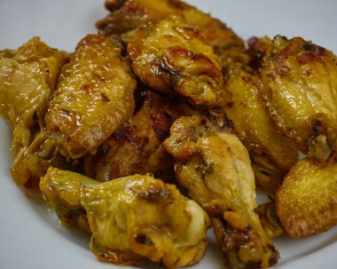 Sarımsaklı Tavuk Kanatları (Pollo al ajillo). İspanyol Tapa yemeği. Yakın çekim.