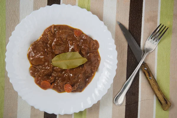 Fricando Tapa Tradicional Catalana Guiso Ternera Plato Blanco Decorado Con — Foto de Stock