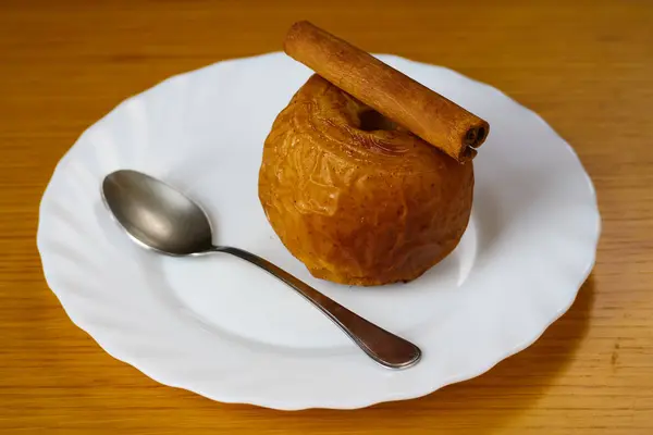 Pişmiş Elma Tarçın Çubuğu Metal Kaşıkla Süslenmiş Bir Tabak Ahşap — Stok fotoğraf