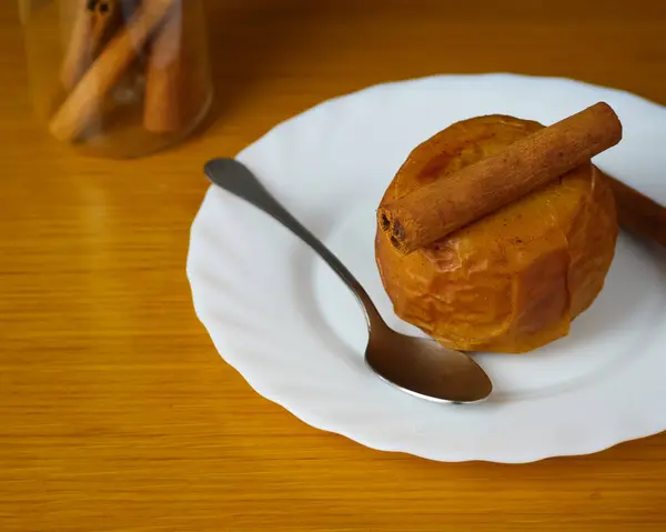 Pişmiş Elma Tarçın Çubukları Metal Kaşıkla Süslenmiş Bir Tabak Ahşap — Stok fotoğraf