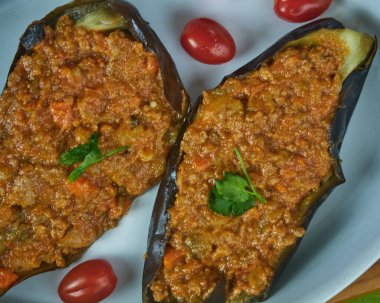 Patlıcan dolması, bolonez soslu patlıcan ve seramonik tabakta taze vişneli domates. Üst ve Yakın Görünüm