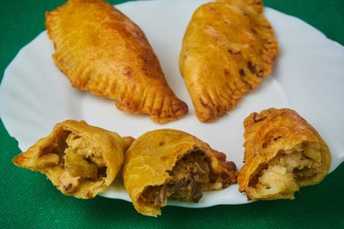 Karışık İspanyol Vurguları ya da İspanyol küçük börekleri bir tabakta çeşitli dolgularla