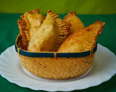 Karışık İspanyol Vurguları ya da yeşil arka planda İspanyol küçük börekleri ve bir sepet