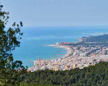 Güneşli bir bahar gününde İspanya Sitges şehrinin muhteşem manzarası.