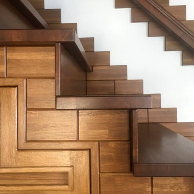 Beyaz arkaplanda izole edilmiş tebrik kartı için bukleli klasik çiçek süsü.