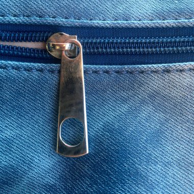 Beyaz arkaplanda izole edilmiş tebrik kartı için bukleli klasik çiçek süsü.