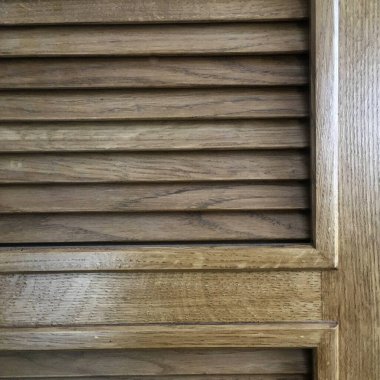 Beyaz arkaplanda izole edilmiş tebrik kartı için bukleli klasik çiçek süsü.