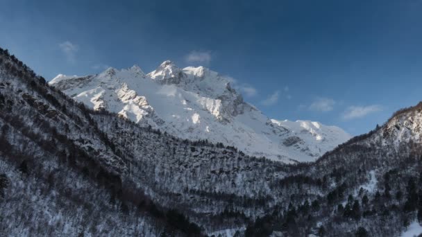 Vídeo de lapso de tiempo. Rusia, República de Osetia del Norte, Alania. El movimiento de las nubes en las montañas nevadas del Cáucaso en invierno . — Vídeos de Stock