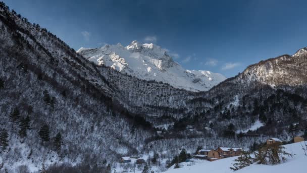 Time-lapse video. Rusland, Republiek van Noord-Ossetië-Alanië. Het verkeer van wolken in de besneeuwde bergen van de Kaukasus in de winter. — Stockvideo