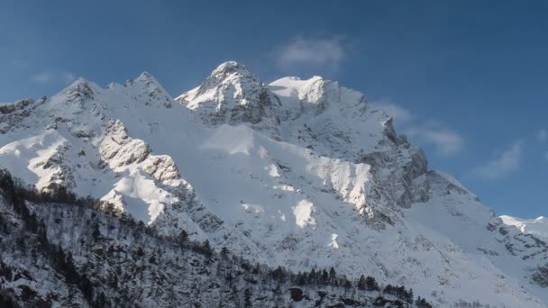 Vídeo de lapso de tiempo. Rusia, República de Osetia del Norte, Alania. El movimiento de las nubes en las montañas nevadas del Cáucaso en invierno . — Vídeo de stock
