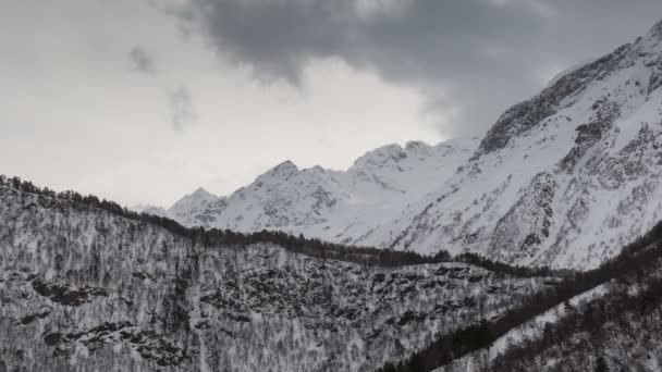 Уповільнена зйомка відео. Росія, Республіка Північна Осетія-Аланія. Рух хмар у snowy Кавказу горах взимку. — стокове відео