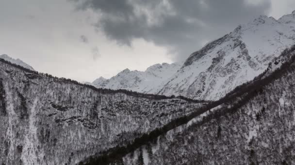Časová prodleva video. Rusko, republika Severní Osetie, Alanie. Pohyb mraků v zasněžených horách Kavkazu v zimě. — Stock video