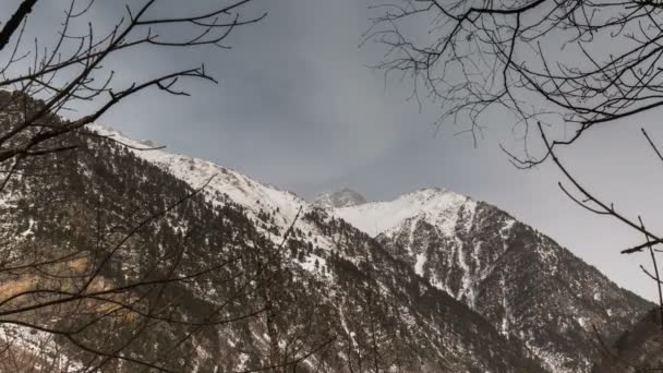 Vídeo de lapso de tiempo. Rusia, República de Osetia del Norte, Alania. El movimiento de las nubes en las montañas nevadas del Cáucaso en invierno . — Vídeos de Stock