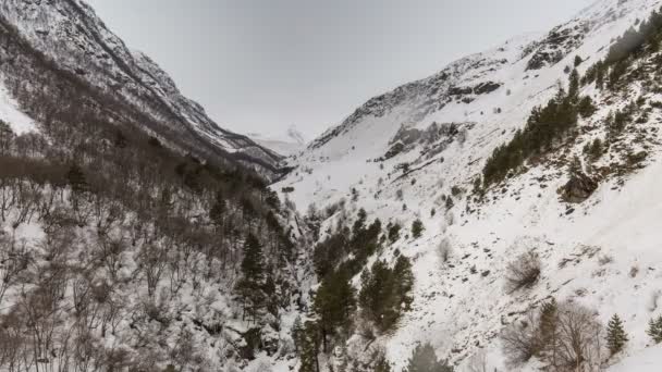 Tid förfaller video. Ryssland, republiken Nordossetien, Alania. Förflyttning av moln i snöiga Kaukasus bergen på vintern. — Stockvideo