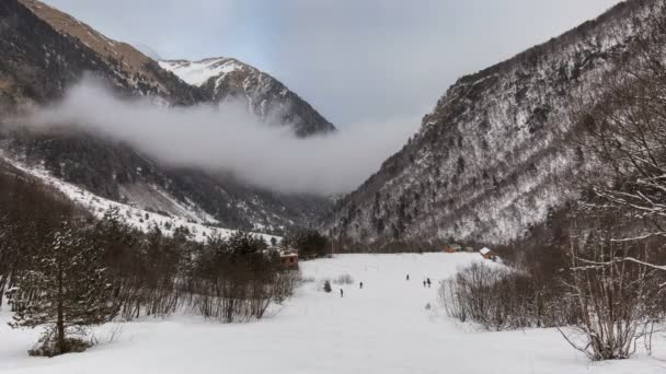 タイムラプス ビデオ。ロシア、北オセチア共和国アラニア。冬の雪のコーカサス山脈の雲の動き. — ストック動画