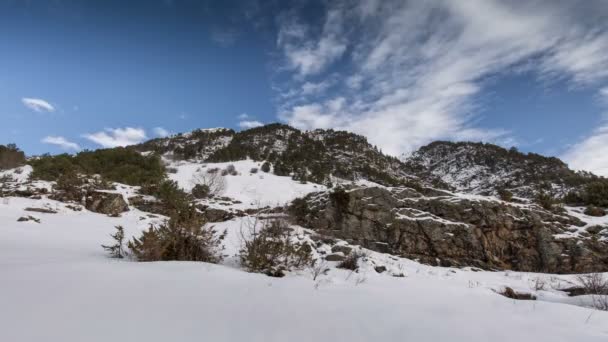Zeitraffer-Video. russland, republik nordossetien, alania. die Bewegung der Wolken in den verschneiten Kaukasusbergen im Winter. — Stockvideo