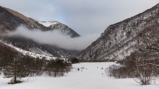 Time-lapse video. Rusland, Republiek van Noord-Ossetië-Alanië. Het verkeer van wolken in de besneeuwde bergen van de Kaukasus in de winter. — Stockvideo