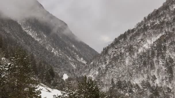 Time lapse video. Russia, Republic of North Ossetia, Alania. The movement of clouds in the snowy Caucasus mountains in winter. — Stock Video
