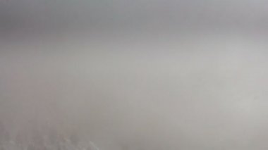 Zaman atlamalı video. Rusya, Kuzey Osetya Cumhuriyeti Alanya. Kışın karlı Kafkas Dağları bulutlarda hareketi.