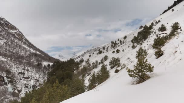 Tid förfaller video. Ryssland, republiken Nordossetien, Alania. Förflyttning av moln i snöiga Kaukasus bergen på vintern. — Stockvideo