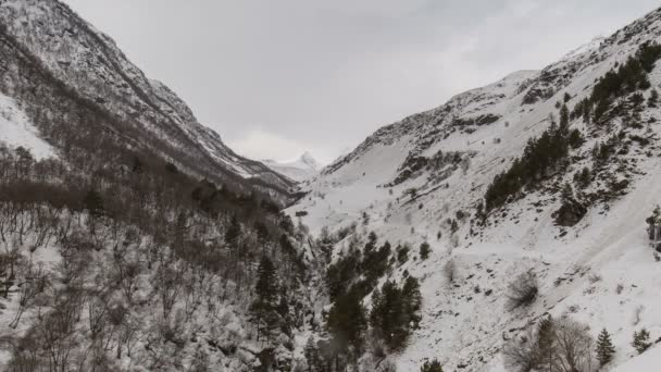 タイムラプス ビデオ。ロシア、北オセチア共和国アラニア。冬の雪のコーカサス山脈の雲の動き. — ストック動画