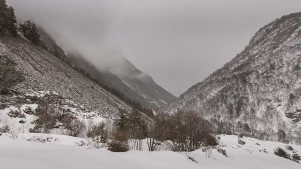 Vídeo de lapso de tempo. Rússia, República da Ossétia do Norte, Alânia. O movimento das nuvens nas montanhas nevadas do Cáucaso no inverno . — Vídeo de Stock