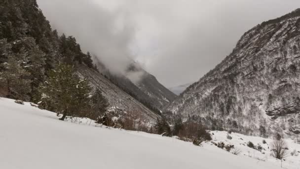 Time-lapse video. Rusland, Republiek van Noord-Ossetië-Alanië. Het verkeer van wolken in de besneeuwde bergen van de Kaukasus in de winter. — Stockvideo
