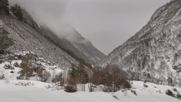 Zaman atlamalı video. Rusya, Kuzey Osetya Cumhuriyeti Alanya. Kışın karlı Kafkas Dağları bulutlarda hareketi. — Stok video