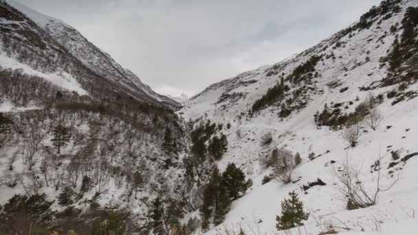 Zaman atlamalı video. Rusya, Kuzey Osetya Cumhuriyeti Alanya. Kışın karlı Kafkas Dağları bulutlarda hareketi. — Stok video