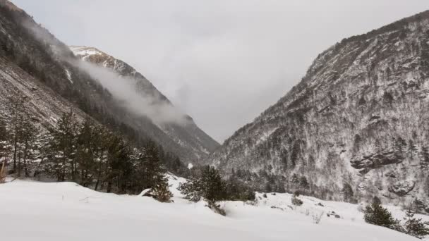 タイムラプス ビデオ。ロシア、北オセチア共和国アラニア。冬の雪のコーカサス山脈の雲の動き. — ストック動画