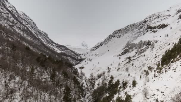 タイムラプス ビデオ。ロシア、北オセチア共和国アラニア。冬の雪のコーカサス山脈の雲の動き. — ストック動画