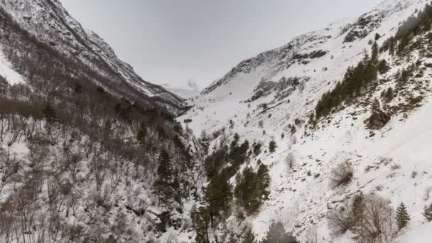 Tid förfaller video. Ryssland, republiken Nordossetien, Alania. Förflyttning av moln i snöiga Kaukasus bergen på vintern. — Stockvideo