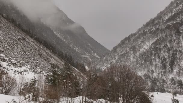 タイムラプス ビデオ。ロシア、北オセチア共和国アラニア。冬の雪のコーカサス山脈の雲の動き. — ストック動画